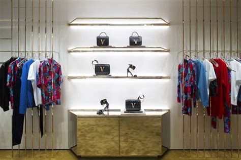 versace amsterdam|Modehuis Versace opent een gloednieuwe winkel in .